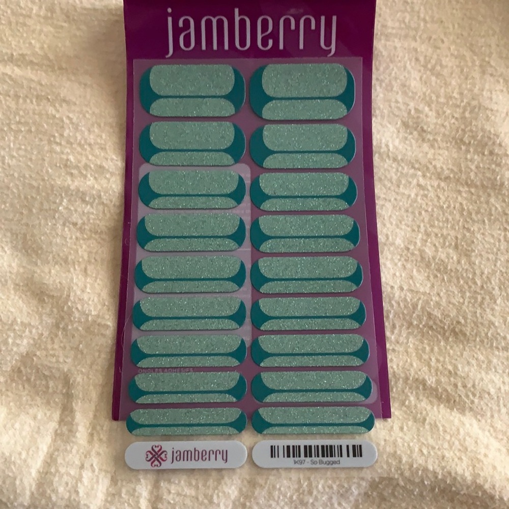 Nail wraps by Jamberry-Wrap is called Bugged.